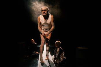 *Sztuka wywiadu* | Na pierwszym planie Jan Peszek, w głębi Maria Seweryn i Małgorzata Zajączkowska.

<br>Fot. Robert Jaworski / Teatr Polonia